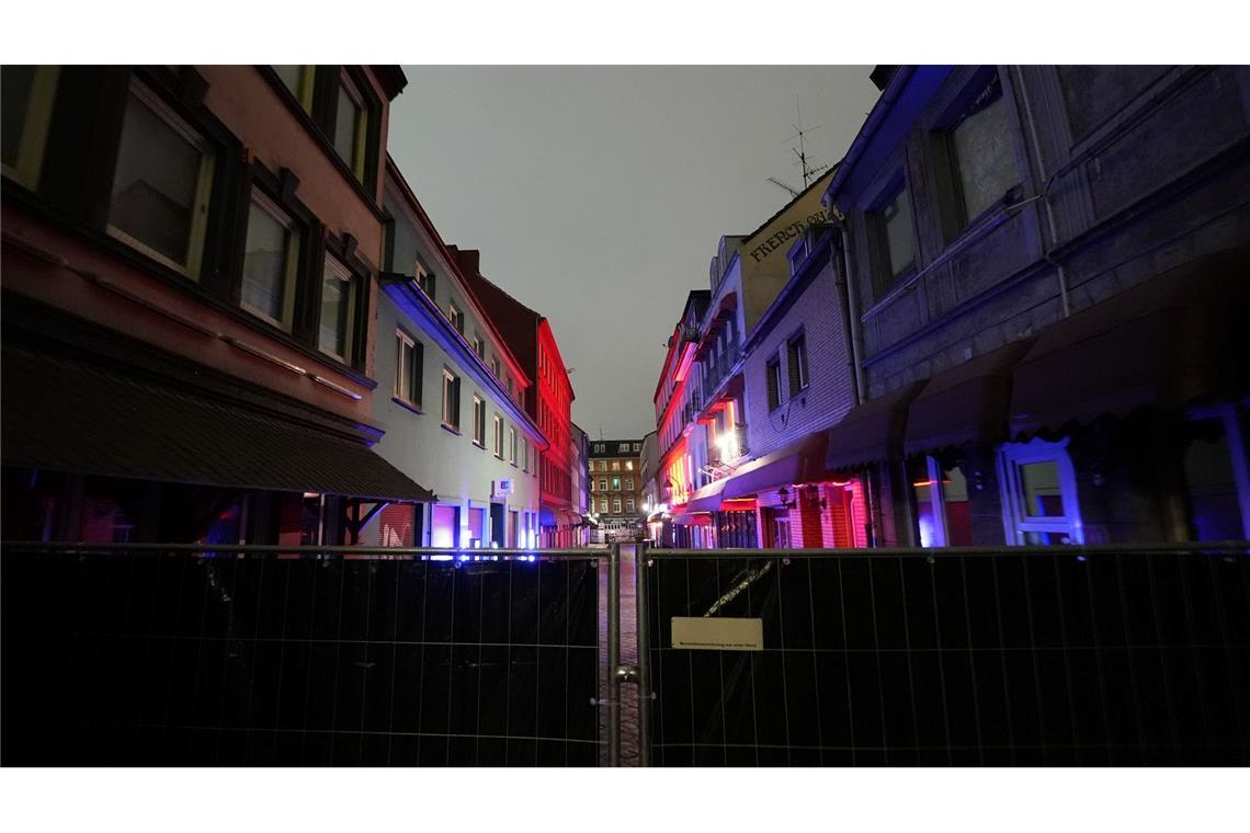 Tor der berühmten Herbertstraße auf St. Pauli wird saniert Am Freitag soll die neue Anlage stehen.