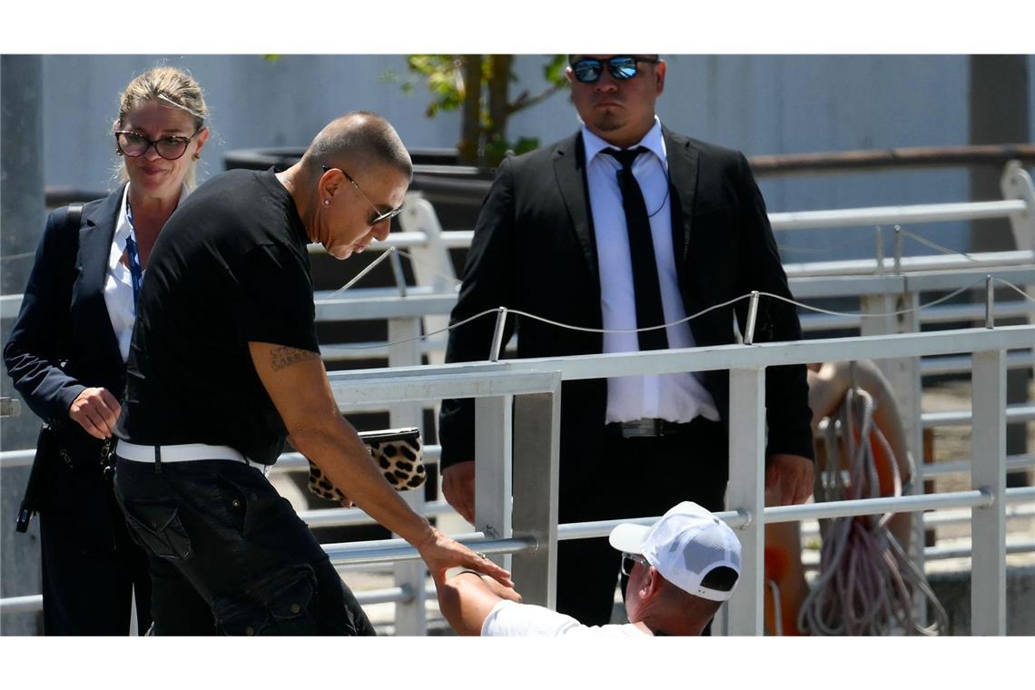 Diese Promis feiern auf der Bezos-Hochzeit Am Freitag wird auch der italienische Modedesigner Stefano Gabbana an einem Taxi-Boot am Marco-Polo-Flughafen in Venedig gesichtet.