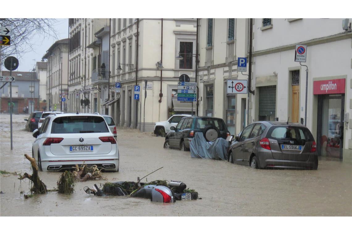 Heftige Unwetter in der Toskana – Zivilschutz gibt Warnung heraus Am Freitagabend gab es bereits in mehreren Städten und Gemeinden der Toskana Überschwemmungen.