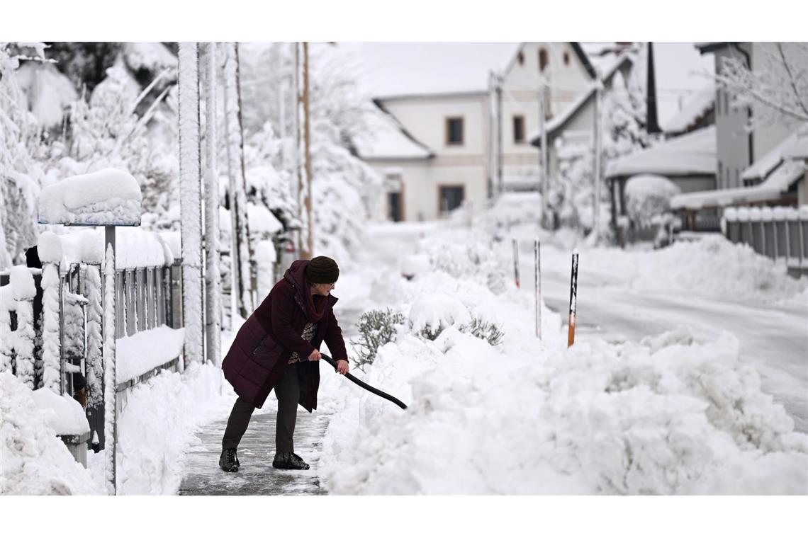 Am Freitagmorgen war rund um Wien Schneeschippen angesagt.