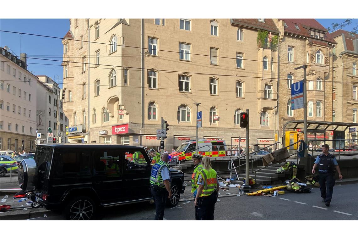 Schock an der Haltestelle - Auto fährt in Stuttgart in Menge Am frühen Abend fährt ein Fahrzeug in eine Menschengruppe an einer Bahnhaltestelle.
