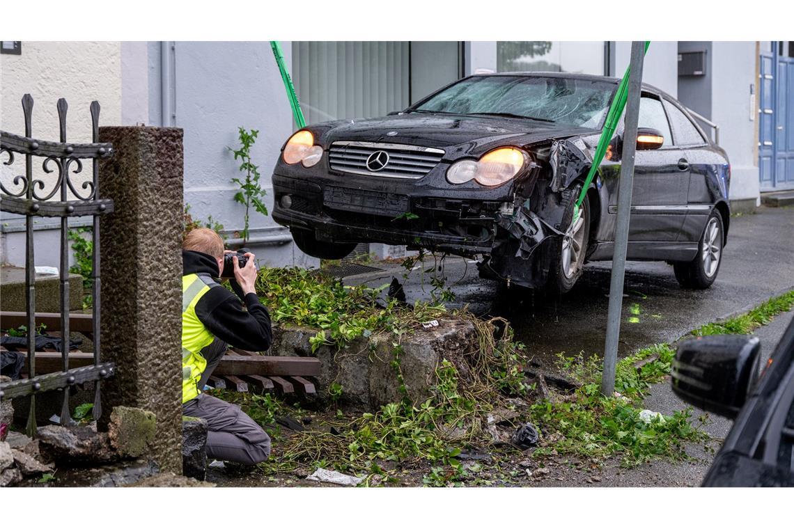 Mann fährt Ehefrau und Kind an - Entscheidung über Haftfrage Am frühen Abend wurde der Unfallwagen mit einem Kran abtransportiert.