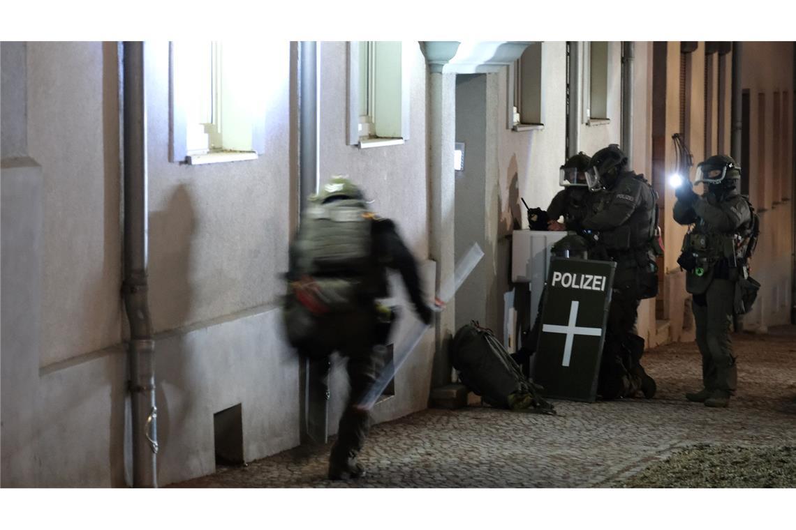 Hunderte gedenken der Opfer nach Todesfahrt von Magdeburg Am frühen Morgen durchsucht die Polizei in Zusammenhang mit der Attacke auf dem Weihnachtsmarkt ein Wohnhaus.