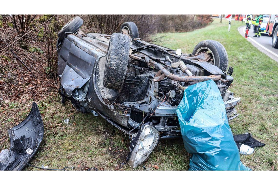 Am frühen Ostersonntag kommt eine betrunkene Frau mit ihrem Auto von der Straße ab.