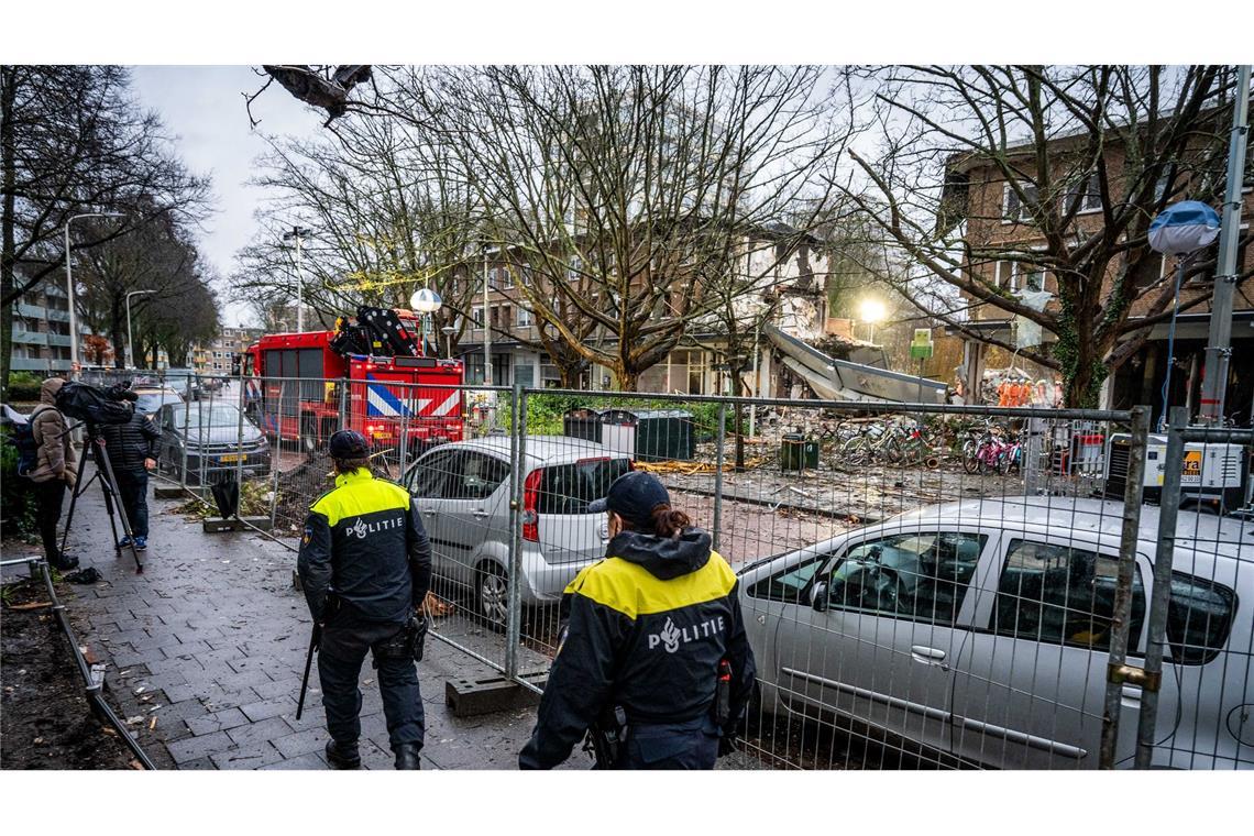 Nach Explosion: Königspaar besucht Unglücksort in Den Haag Am frühen Samstagmorgen hatte es bei dem dreistöckigen Mehrfamilienhaus zwei Explosionen gegeben.