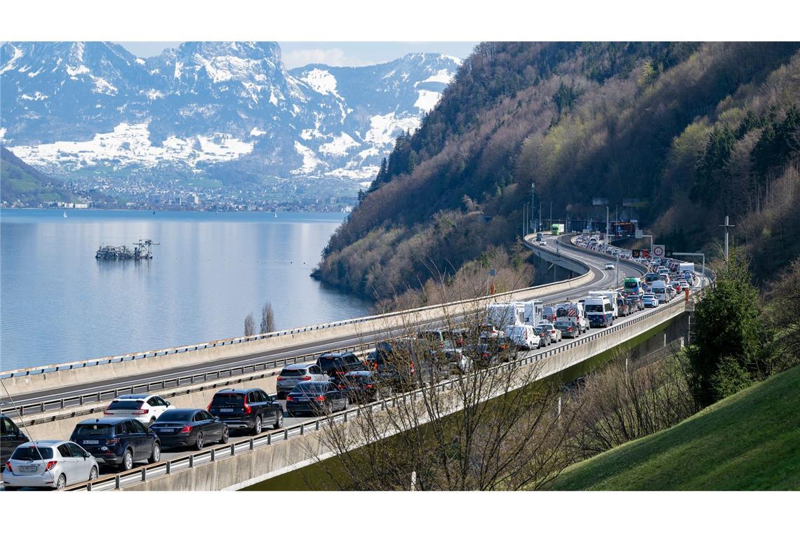 Am Gotthardtunnel ist zu Stoßzeiten stundenlange Geduld nötig. (Archivbild)