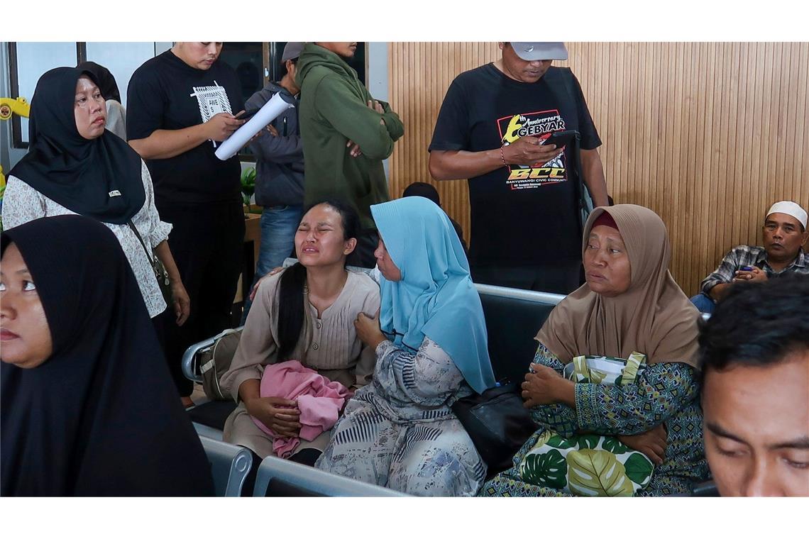 Fähre sinkt vor Bali: Dutzende Menschen im Meer vermisst