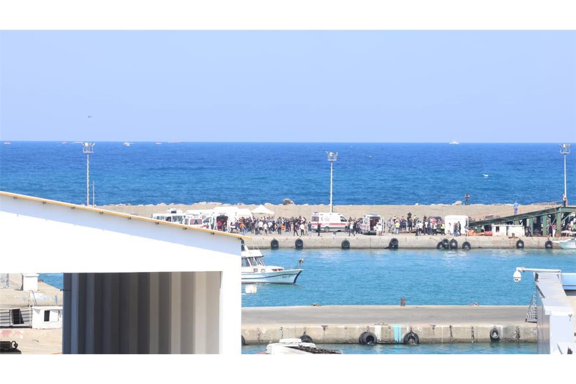 Am Hafen von Kyrenia stehen Einsatzkräfte.