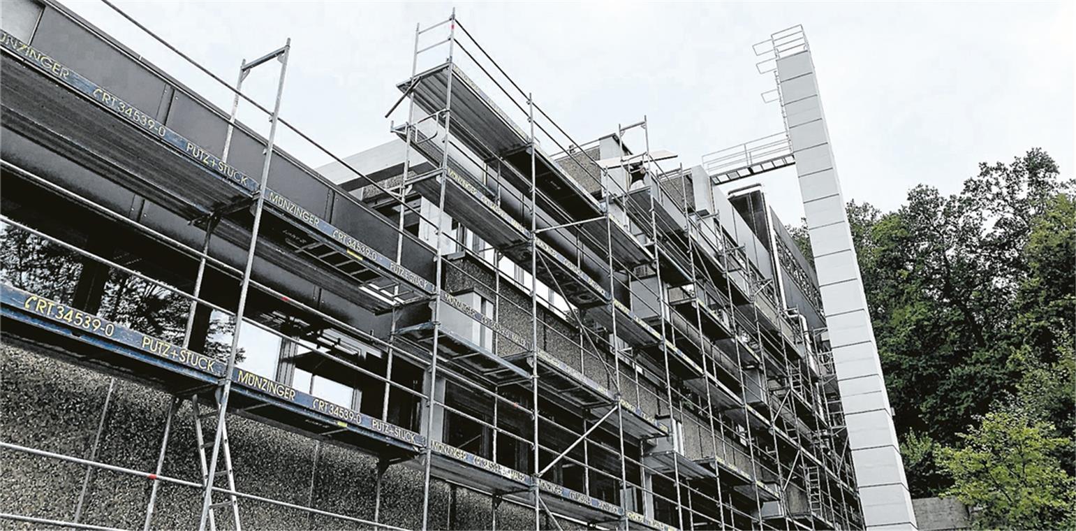 Sanierung der Schulen Am Heinrich-von-Zügel-Gymnasium wird die Fassade gereinigt und instand gesetzt.