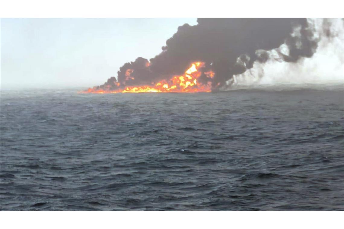 "Feuerball": Tanker vor britischer Küste in Brand Am Himmel über der Unglücksstelle sind dichte Rauchschwaden zu sehen.