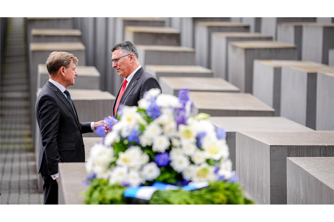 Wadephul an Israel: Weitere Waffenhilfe und scharfe Kritik Am Holocaust-Mahnmal in Berlin legen Wadephul und Saar Kränze nieder.
