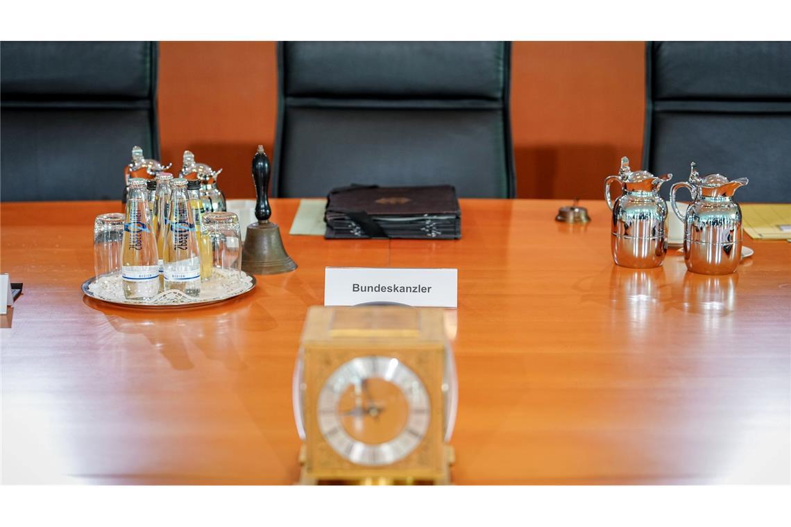 Das Merz-Kabinett: größer, älter, männlicher Am Kabinettstisch wird künftig die neue schwarz-rote Regierung von Friedrich Merz (CDU) Platz nehmen. (Archivbild)