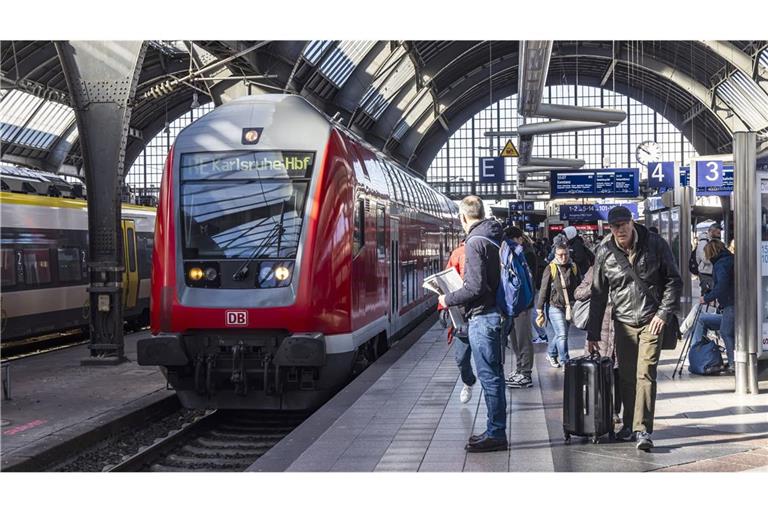 Am Karlsruher Hauptbahnhof läuft ein Großeinsatz der Polizei. (Archivbild)