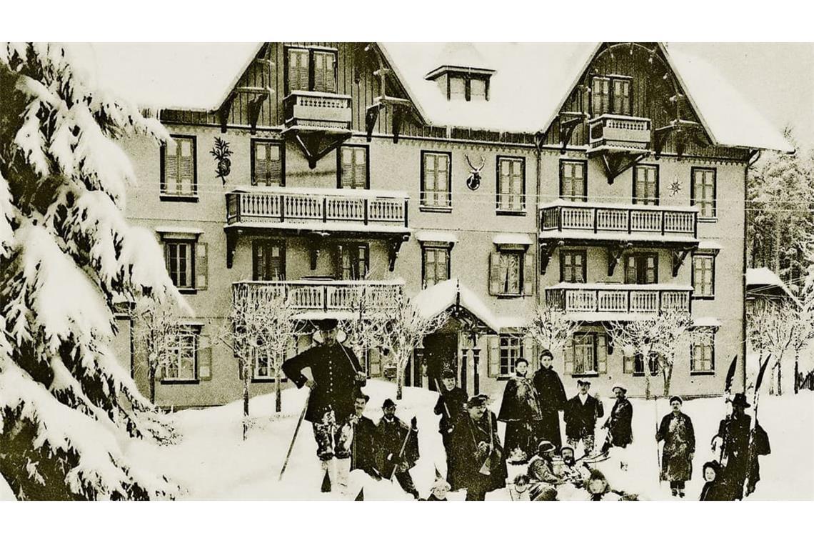 Am Kurhaus Sand rüsten sich die illustren Gäste im Jahr 1906 zum Schlittschuhlaufen.