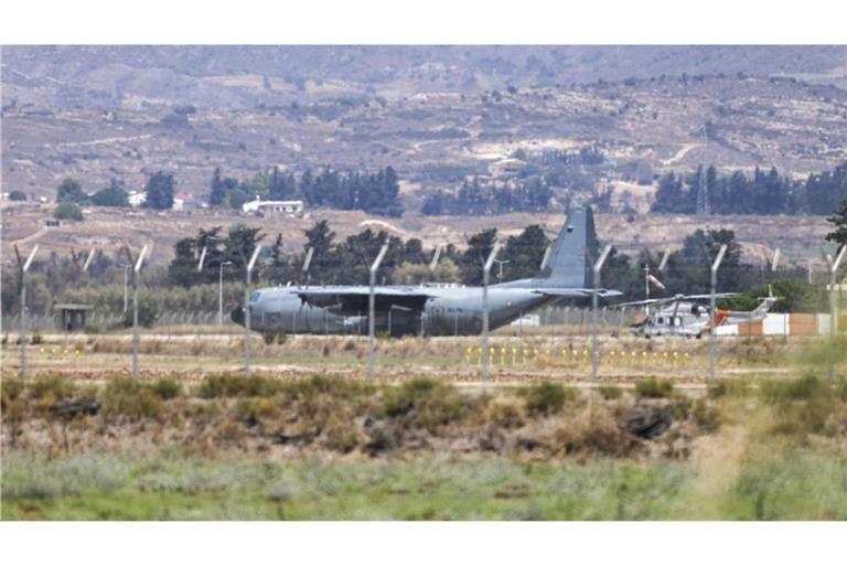 Am Luftwaffenstützpunkt in Zypern sind amerikanische Militärflugzeuge angekommen.