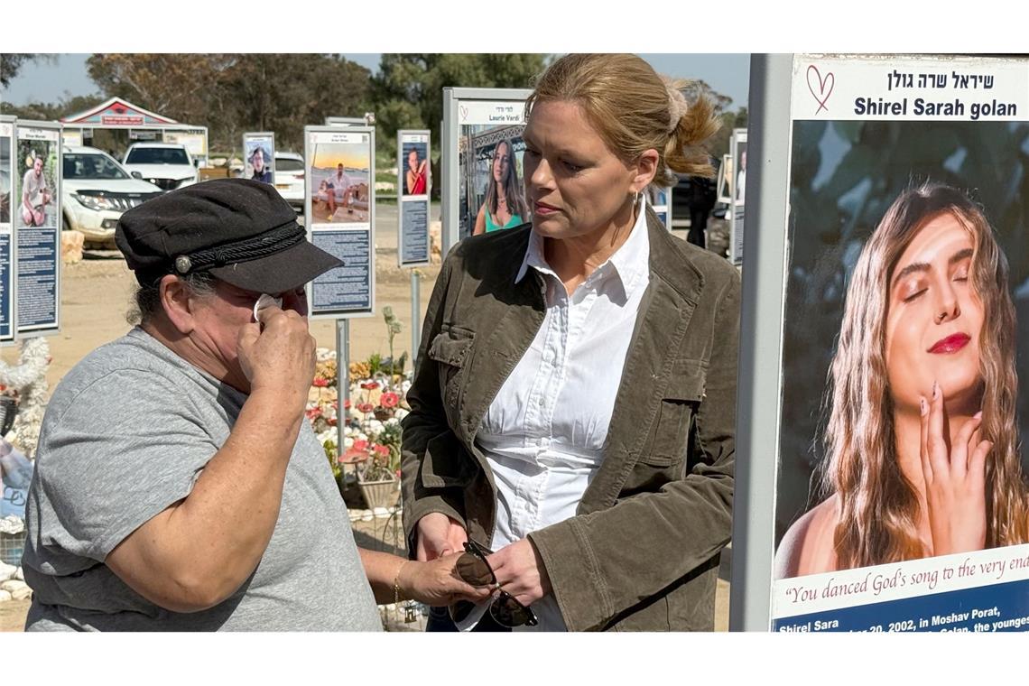 Am Mahnmal des Supernova Festivals erfährt Klöckner hautnah, wie groß der Schmerz in Israel wegen des Überfalls am 7. Oktober 2023 noch immer ist.