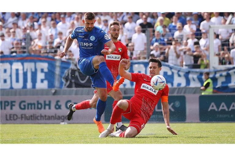 Am meisten Zuschauer zu einem WFV-Pokal-Finale kamen 2023 zur Partie Kickers gegen Balingen (hier David Braig/li. gegen Matthias Schmitz).
