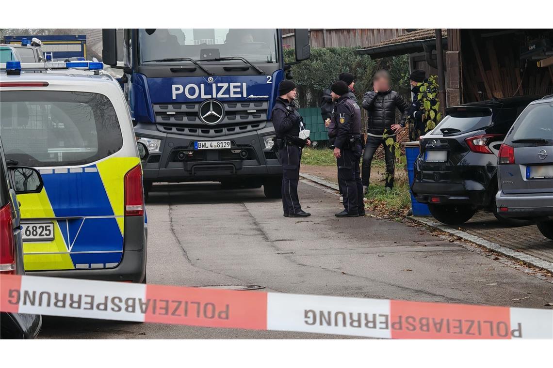 Angeklagter hilft beim Finden der Leiche – Obduktion läuft Am Mittwoch gruben Ermittler die Leiche auf einem Grundstück in der Gemeinde Gaienhofen aus.