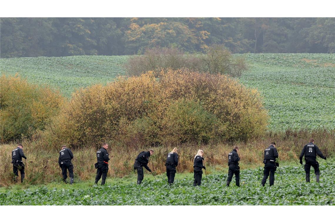 Obduktion: Bei Güstrow tot gefundener Junge ist Gewaltopfer Am Mittwoch suchte die Polizei im erweiterten Umfeld des Fundortes einer Kinderleiche nach Spuren.