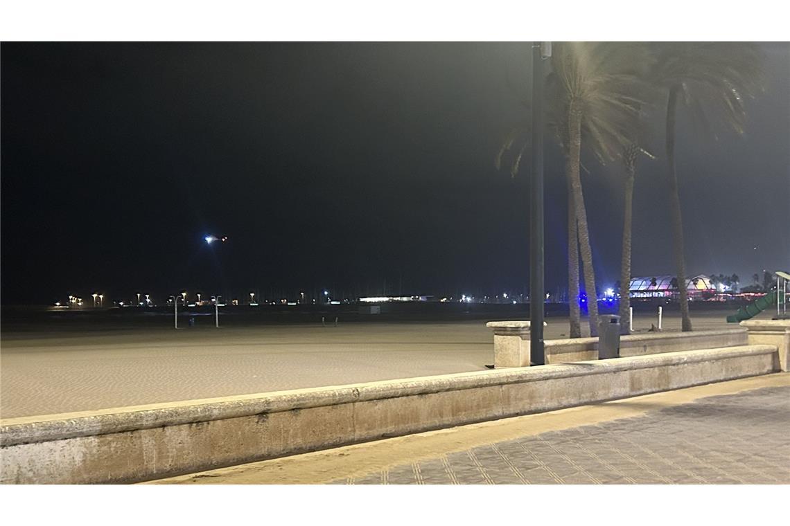 Während die einen am Strand baden, filmen die anderen die Jahrhundertflut Am Mittwochabend suchte die Polizei mit einem Rettungshubschrauber im Meer nach einer vermissten Person.