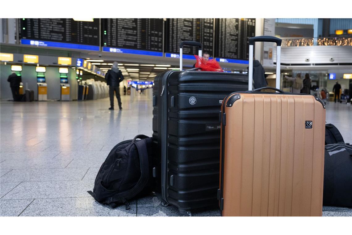 Warnstreiks an Flughäfen: Diese Rechte haben Reisende Am Montag bleiben viele Flugzeuge am Boden. Diejenigen, die mitfliegen wollten, gezwungenermaßen ebenfalls.
