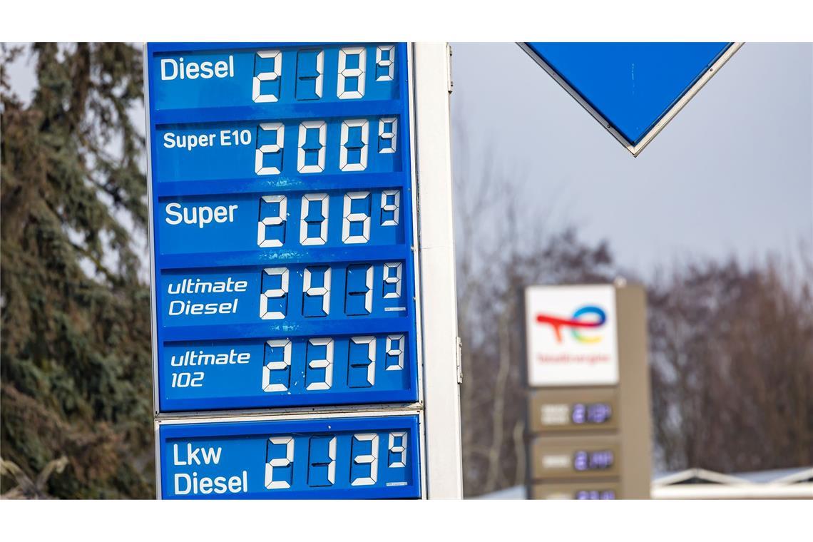 Am Montag kostete Super E10 im Tagesdurchschnitt mehr als 2 Euro. (Foto Archiv)