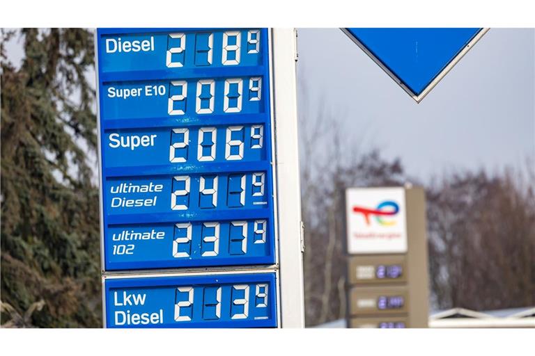 Am Montag kostete Super E10 im Tagesdurchschnitt mehr als 2 Euro. (Foto Archiv)