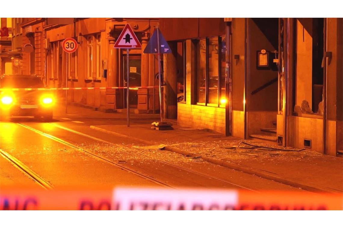 Am Montag war ein Sprengkörper in einem Mannheimer Café explodiert. Die Polizei ermittelt in alle Richtungen, wer die Tat verübte und wem sie galt.