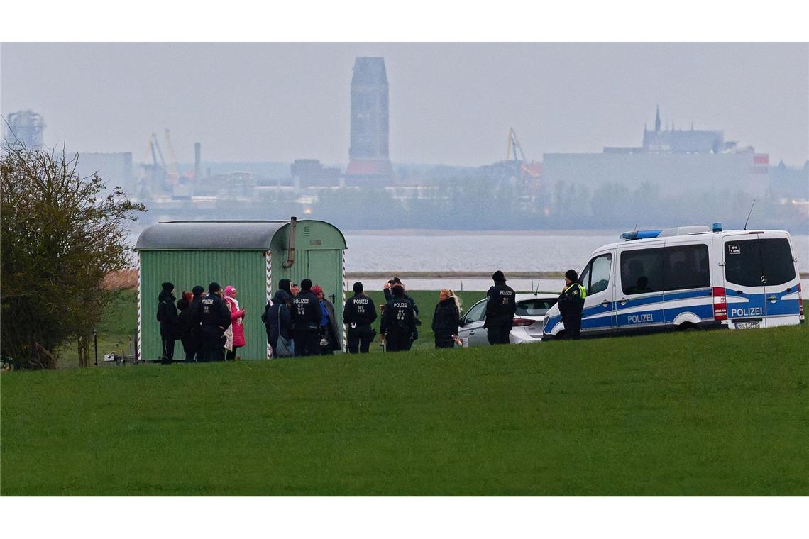 Am Montag waren Demonstranten in einen Sperrbereich rund um den Wal eingedrungen.