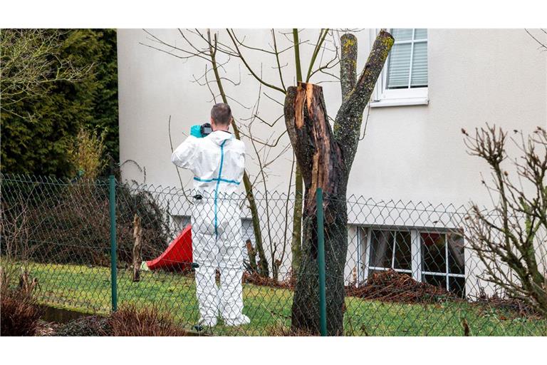Am Montag waren Spezialisten der Spurensicherung am Haus im Einsatz.