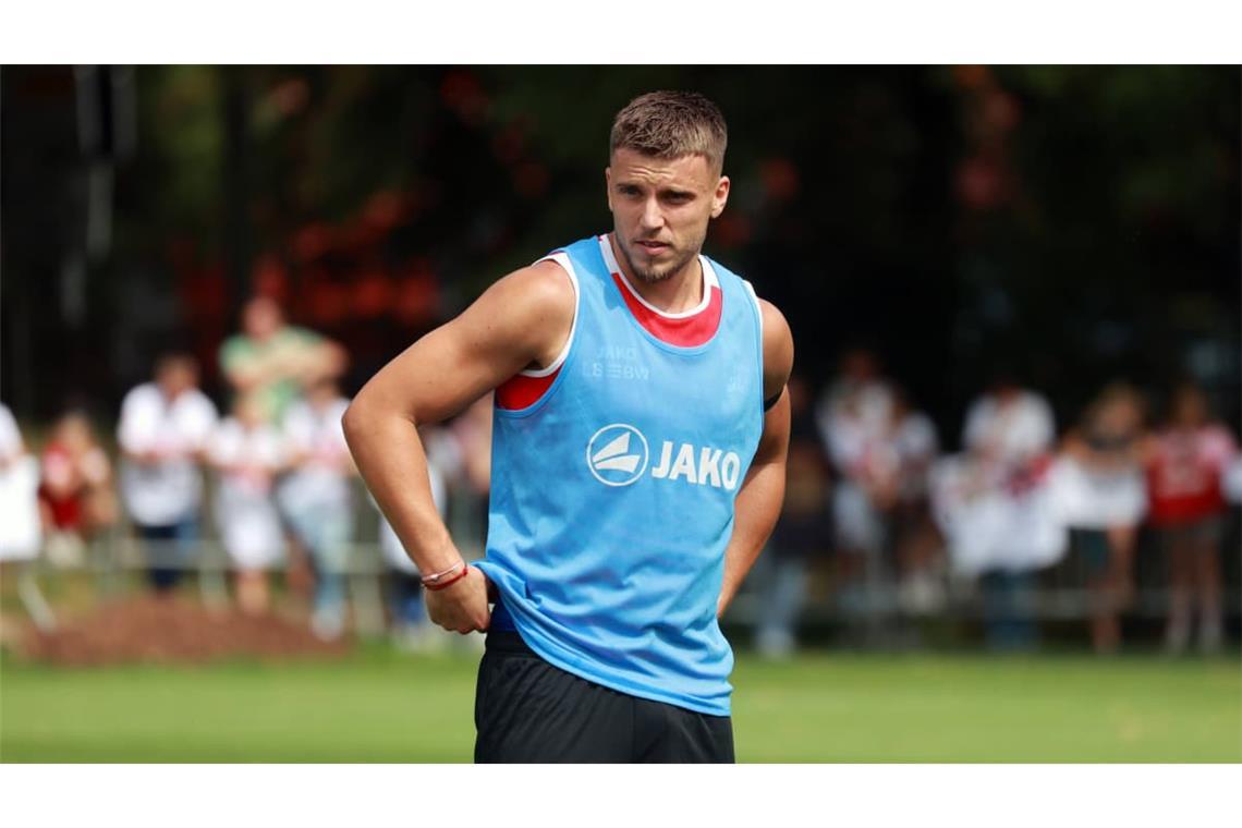 Am Montagnachmittag stand Ermedin Demirovic beim öffentlichen Training des VfB Stuttgart auf dem Platz, nachdem er im Pokalspiel zuvor 90 Minuten auf der Bank verbracht hatte.