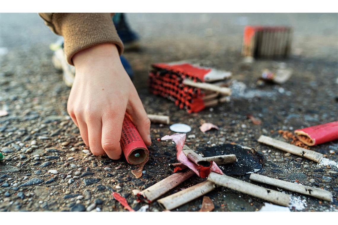 Wenn Böller in Kinderhänden explodieren Am Morgen des 1. Januars gibt es eine weitere Welle an Notfällen, wenn Kinder nicht abgebranntes Feuerwerk anzünden und sich dabei verletzen. Am Morgen des 1. Januars gibt es eine weitere Welle an Notfällen, wenn Kinder nicht abgebranntes Feuerwerk anzünden und sich dabei verletzen.