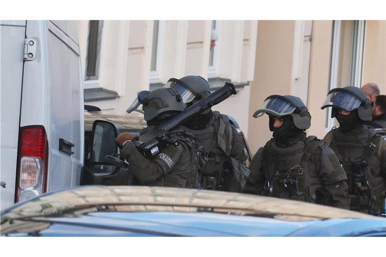 Am Morgen hatte die Polizei die Wohnung des Tatverdächtigen durchsucht.
