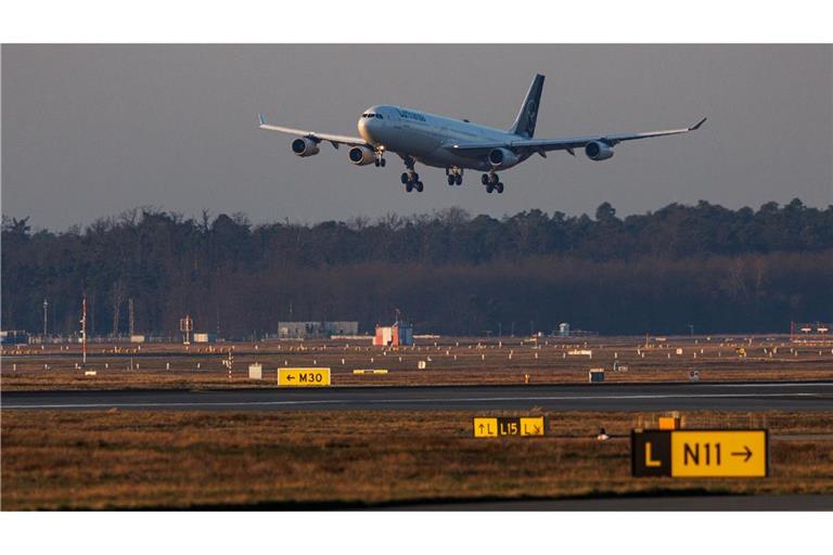 Am Morgen landete am Frankfurter Flughafen die erste Evakuierungsmaschine im Auftrag der Bundesregierung.