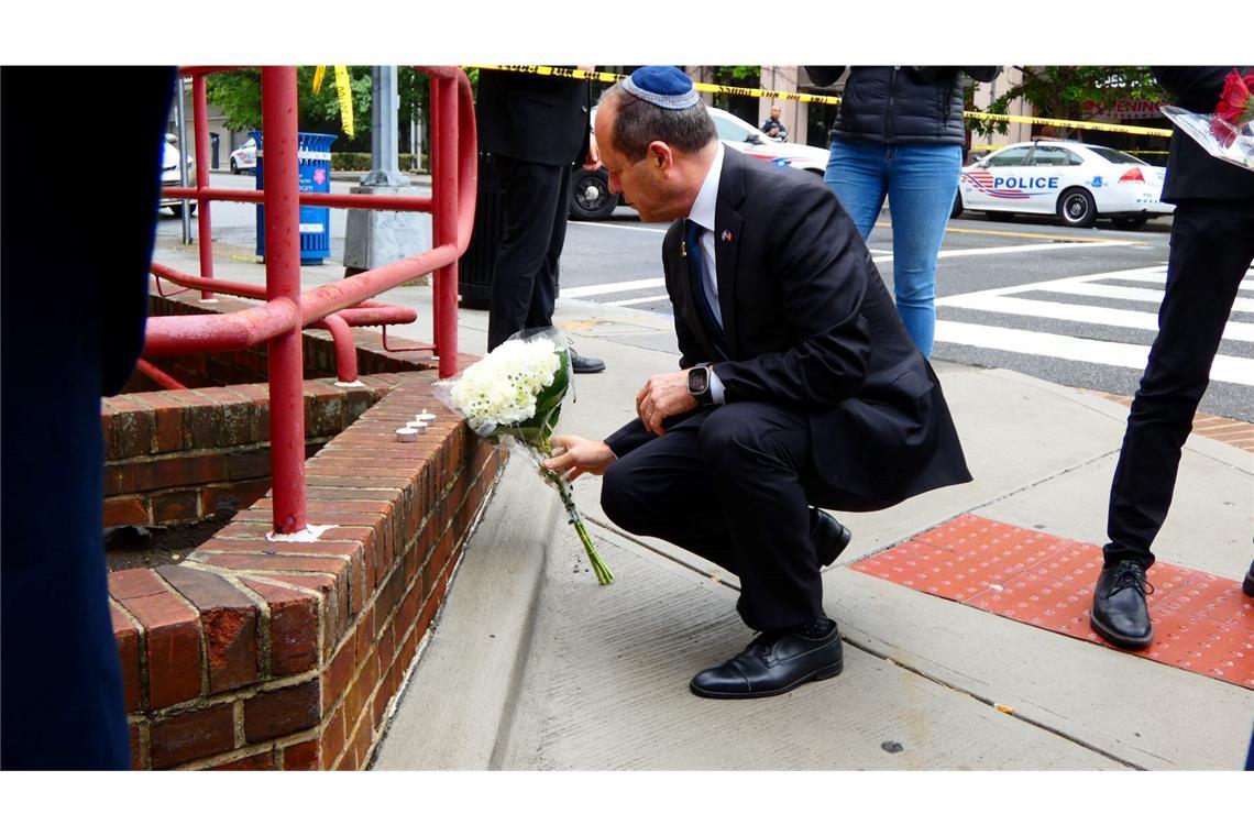 Mann tötet zwei Mitarbeiter von Israels Botschaft in USA Am Morgen nach der Attacke versammelten sich Menschen am Tatort, um an das getötete Paar zu erinnern - darunter auch Israels Wirtschaftsminister Nir Barkat.