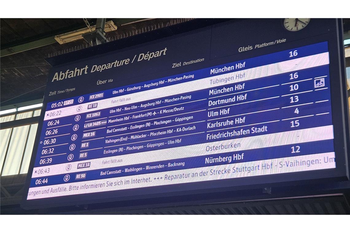 Am Morgen rollt der Zugverkehr am Stuttgarter Hauptbahnhof wieder.
