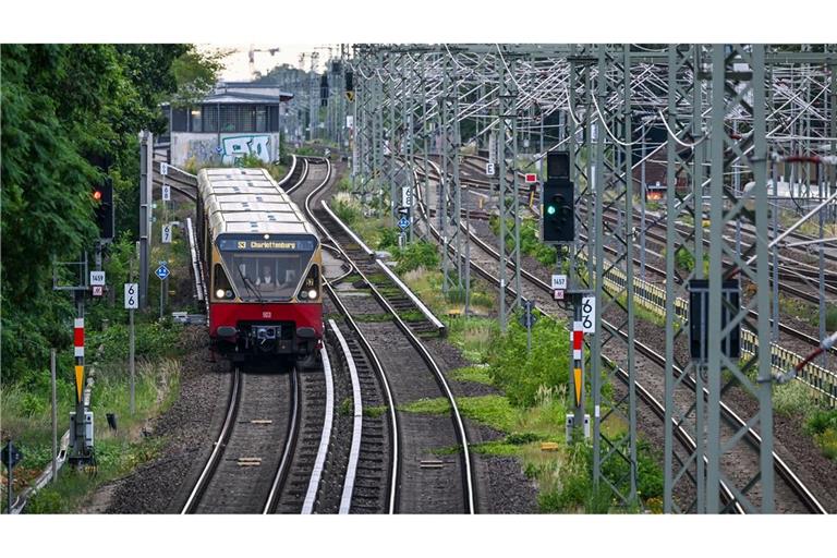 Am Morgen waren die S-Bahn-Strecken zwar freigegeben, es kam aber weiter zu Einschränkungen.