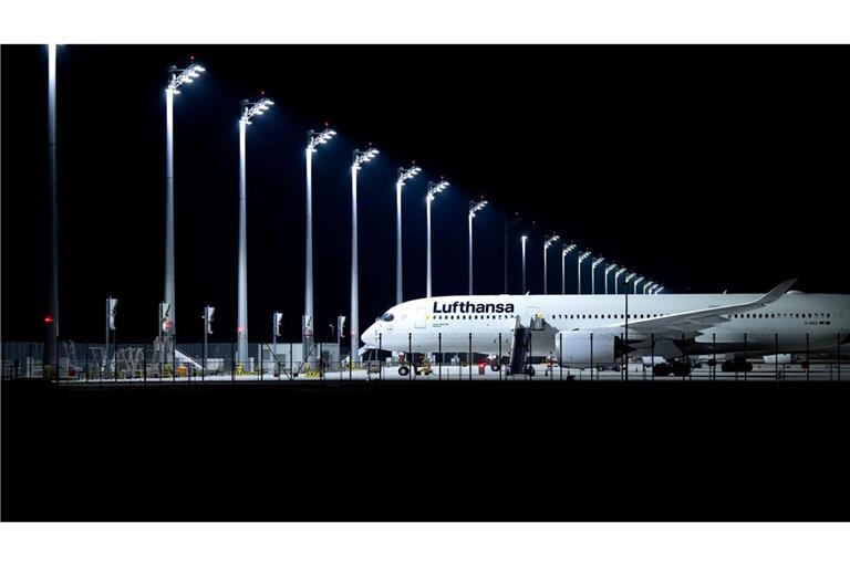 Am Münchner Flughafen mussten Passagiere über Nacht in mehreren Lufthansa-Maschinen ausharren. (Symbolbild)