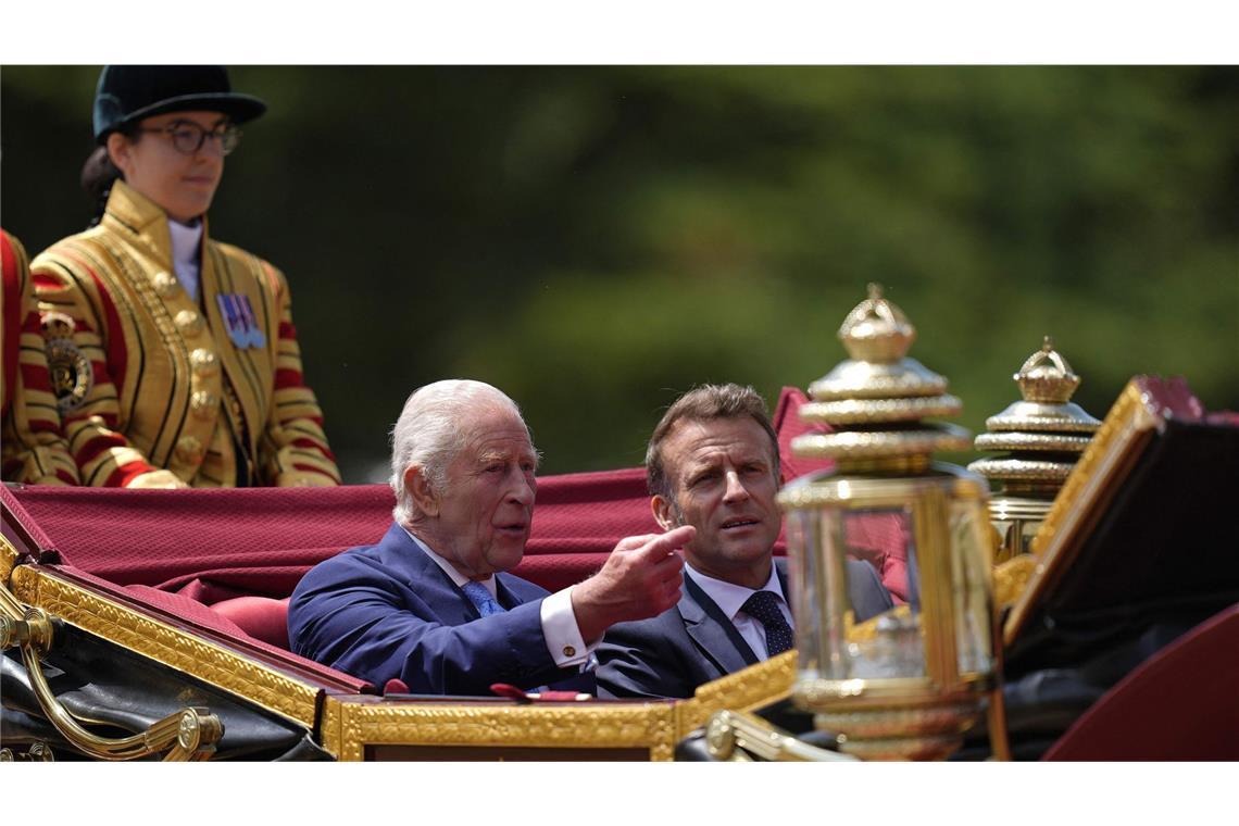 Charmant oder frech? Macron zwinkert Prinzessin Kate zu Am Nachmittag waren Charles III. und Emmanuel Macron im „State Landauer“ aus dem Jahr 1902 durch die Straßen von Windsor gefahren, ...