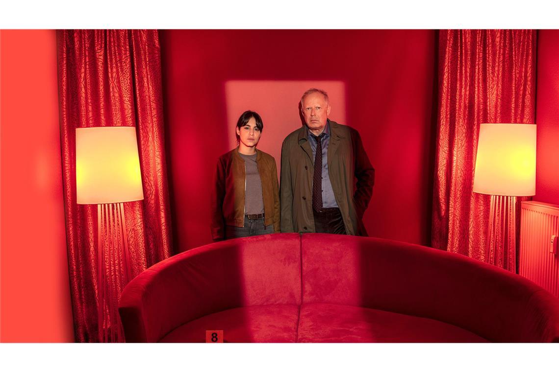 Sechs Sexpartner und ein Todesfall Am nächsten Morgen stehen Mila Sahin (Almila Bagriacik) und Klaus Borowski (Axel Milberg) in Andrea Gonzors Wohnung, die zum Tatort wurde: Nach der Sexparty liegt die Gastgeberin erschossen im Bett.