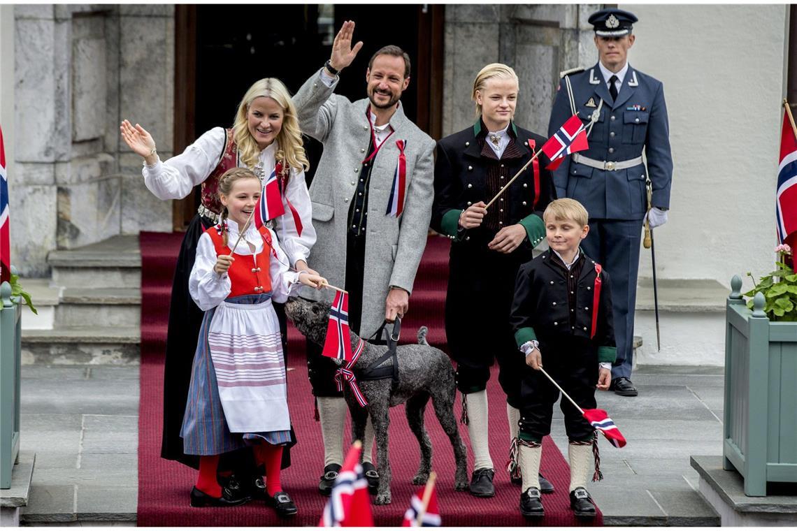 Am Nationalfeiertag wird landestypische Tracht getragen.