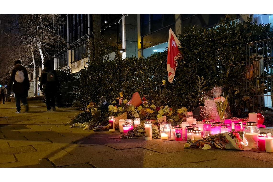 Nach Anschlag: Schwer verletzte Mutter und Kind gestorben Am Ort des Anschlags haben Menschen Blumen und Kerzen niedergelegt.