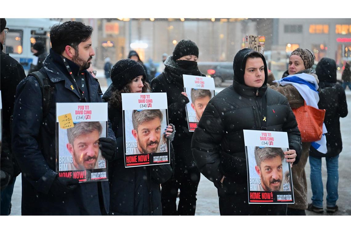 Heiße Rede, kalter Schnee: Berlinale eröffnet Am Rande der Eröffnung hatten Menschen an die Geisel David Cunio erinnert.