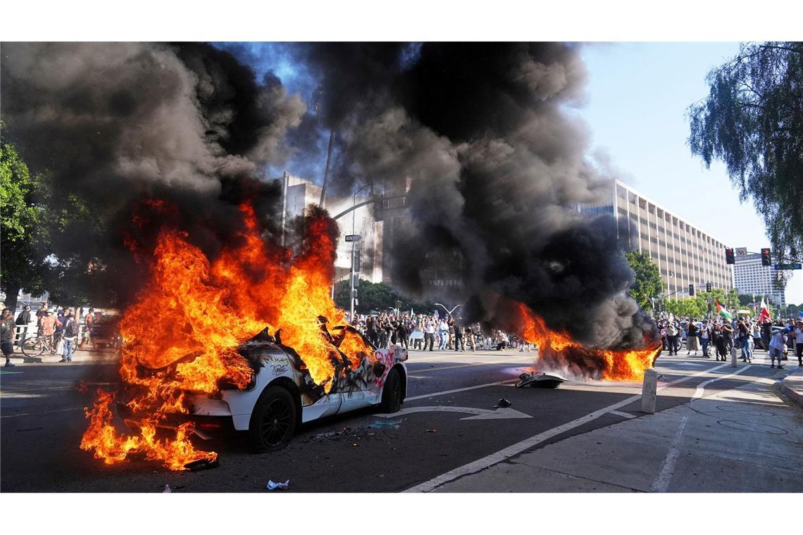 "Sie spucken, wir schlagen": Trump demonstriert seine Macht Am Rande der friedlichen Proteste kam es auch zu Zusammenstößen mit der Polizei.