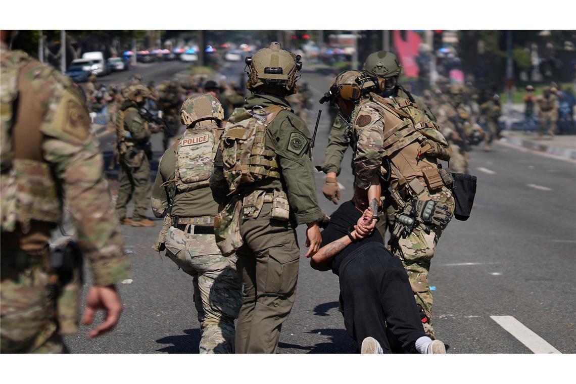 Soldaten in Los Angeles gehen gegen Demonstranten vor Am Rande der Proteste kam es zu Festnahmen.