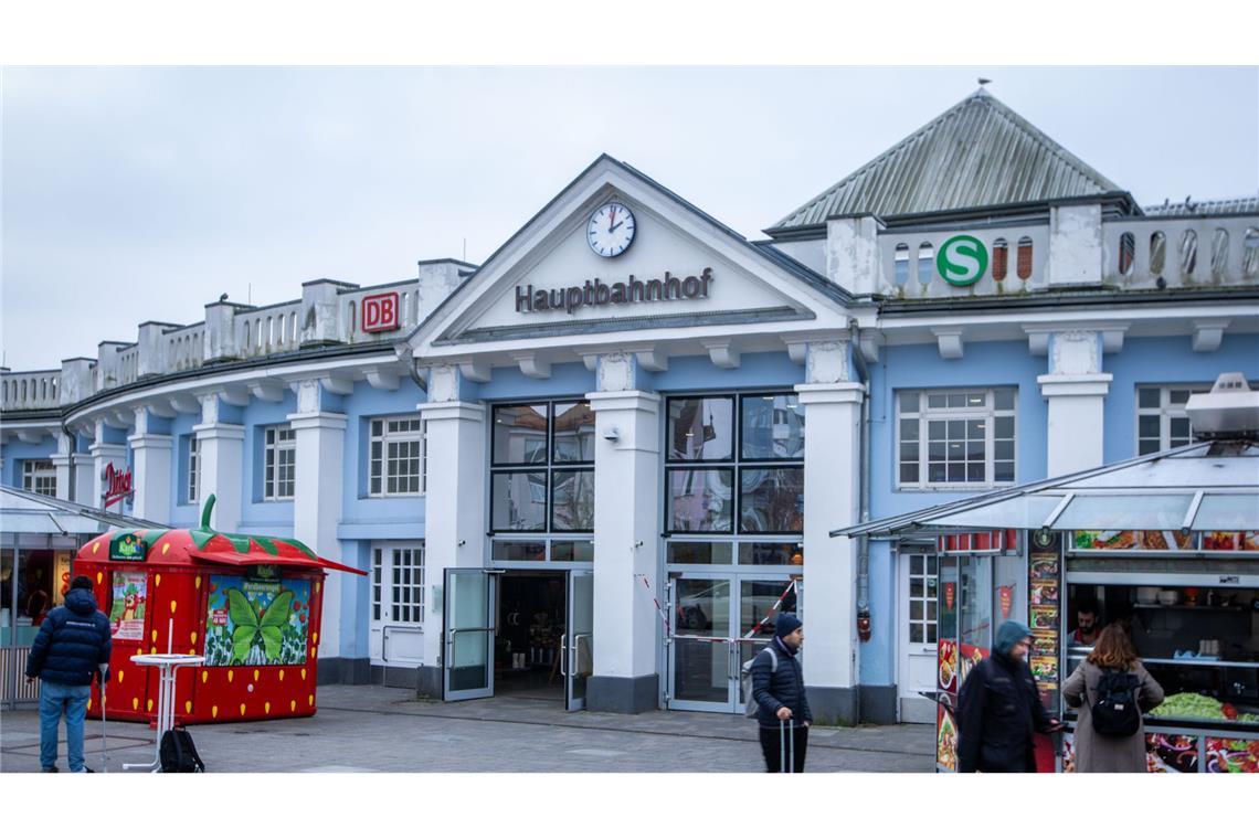 Bombendrohungen gegen Hauptbahnhöfe Am Rostocker Hauptbahnhof sorgte ein Drohanruf bei der Deutschen Bahn am Mittag für einen Großeinsatz.