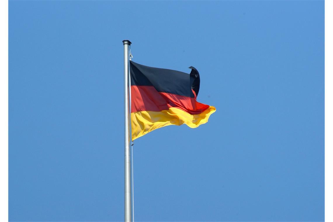 Am Samstag, dem 9. Mai 2026, wehen wieder die Flaggen an öffentlichen Gebäuden. Aber was ist der Grund? Alles Wichtige dazu hier.