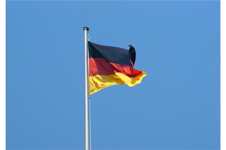 Am Samstag, dem 9. Mai 2026, wehen wieder die Flaggen an öffentlichen Gebäuden. Aber was ist der Grund? Alles Wichtige dazu hier.