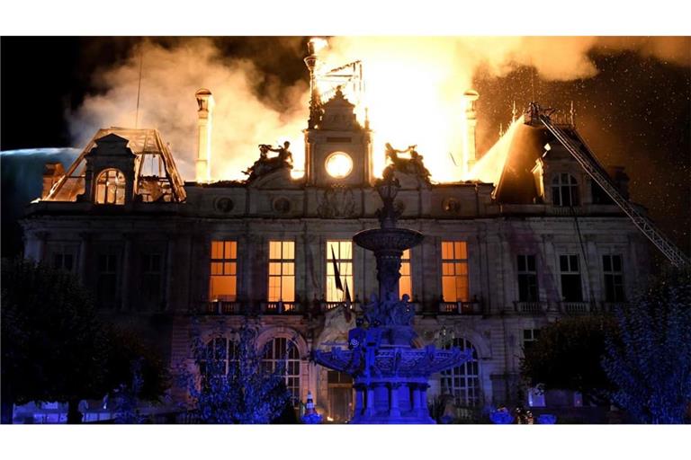 Am Samstag hatten Randalierer am Rande von Demonstrationen gegen hohe Lebenshaltungskosten im südwestfranzösischen Limoges das Rathaus in Brand gesetzt.