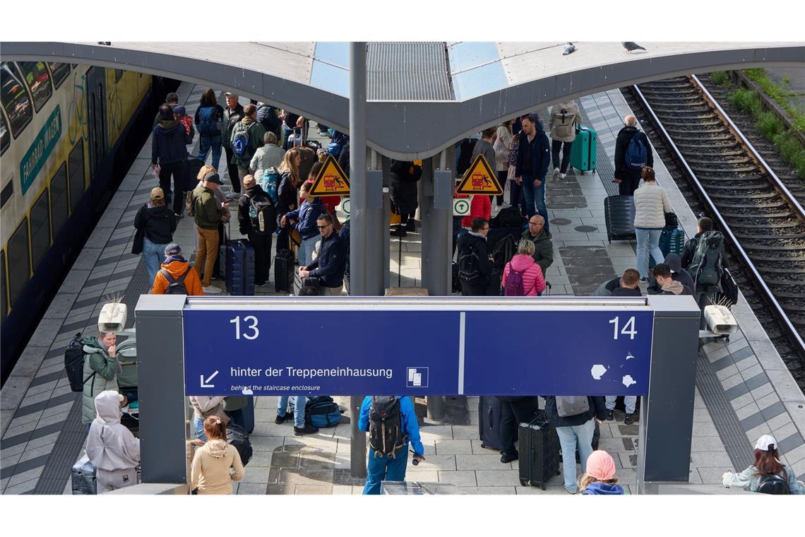 Nach Messerangriff im Hauptbahnhof: Unterbringung angeordnet Am Samstag waren viele Reisende unterwegs - auch am Tatort.
